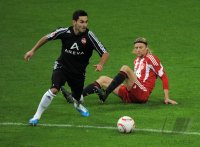 Fussball 1. Bundesliga : Ilkay Guendogan  (1 FC Nuernberg) gegen Anatoliy Tymoshchuk (FC Bayern Muenchen)