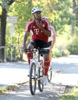 Fussball 1. Bundesliga: Die Mannschaft des FCB macht eine Fahrrad Tour mit dem Mountainbike