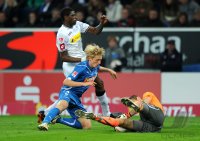 Fussball 1. Bundesliga :Mohamadou Mo Idrissou (li, Borussia Moenchengladbach)  gegen Andreas Beck (m, TSG 1899 Hoffenheim) gegen Tom Starke (re, TSG 1899 Hoffenheim)