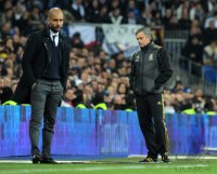 FUSSBALL International  COPA DEL REY  11/12:  Trainer Jose Mourinho (re, Real Madrid) mit Trainer Pep Guardiola (Barca)