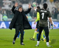 FUSSBALL SERIE A:  Trainer Antonio Conte mit Torwart Buffon Gianluigi (v. li., Juventus Turin)