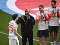 Fussball 1. Bundesliga 24/25: FC Bayern Muenchen feiert die 34. Deutschen Meisterschaft
