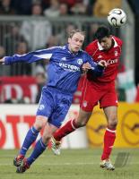 Fussball 1. Bundesliga: Bayern - Schalke, Zweikampf