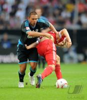 Fussball Supercup: Edu (li, FC Schalke 04) gegen Holger Badstuber (re, FC Bayern Muenchen)