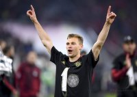 Fussball 1. Bundesliga Saison 21/22: JUBEL FC Bayern Muenchen feiert die 32. Meisterschaft