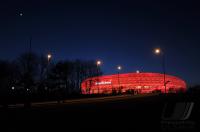 Fussball 1. Bundesliga: ALLIANZ ARENA, Aussenansicht mit Roter Beleuchtung