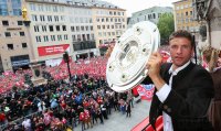 Fussball 1. Bundesliga  Meisterfeier FC Bayern Muenchen 14/15: Thomas Mueller mit Schale
