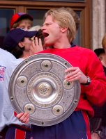 Fussball:   Oliver Kahn jubelt  mit Meisterschale