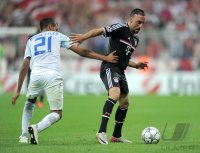 Fussball CHL  Saison 2011/2012:  Heinz Barmettler (li, FC Zuerich) gegen Franck Ribery (re, FC Bayern Muenchen)