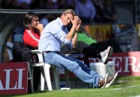 Fussball 3. Bundesliga : Trainer Klaus Augenthaler (re, Unterhaching)