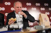 FC Bayern Muenchen Manager Uli Hoeness bei Burger King
