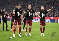 Fussball 1. Bundesliga Saison 21/22: JUBEL FC Bayern Muenchen feiert die 32. Meisterschaft