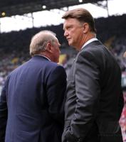 Fussball 1. Bundesliga : FCB Trainer Louis van Gaal mit Manager Uli Hoeness