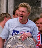 Fussball: Stefan Effenberg jubelt mit der Meisterschale