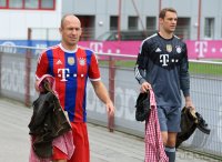 Fussball 1. Bundesliga 14/15: Arjen Robben (FC Bayern Muenchen) und Torwart Manuel Neuer (FC Bayern Muenchen)
