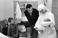 Fussball 1. Bundesliga Saison 1968/1969: Beckenbauer bei der Geburt von Sohn Stefan in der Klinik.