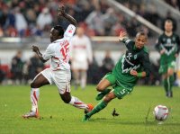 Fussball 1. Bundesliga  Saison 2010/2011:  Arthur Etienne Boka (li, VfB Stuttgart)  gegen Wesley (re, SV Werder Bremen)