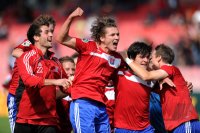 FUSSBALL, DFB Pokal 1. Hauptrunde:  Jubel Korbinian Mueller , Mijo Tunjic , Jonas Hummels  (v, li, Unterhaching)