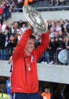 Fussball 1. Bundesliga : Jubel mit Meisterschale Trainer Louis van Gaal (FCB)