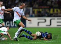 Fussball Champions League  Saison 2010/2011: Mikael Silvestre (li, SV Werder Bremen)   gegen Jonathan Biabiany (re, Inter)