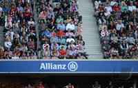 Fussball 1. Bundesliga, Saison 2012/2013: In der Allianz Arena sitzen die Fans auf der Tribuene