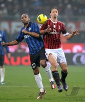 FUSSBALL International SERIE A 2011/2012:  Maicon (li, Inter Mailand) gegen Zlatan Ibrahimovic (AC Mailand)