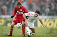 Fussball 1. Bundesliga: Koeln - Stuttgart, Zweikampf