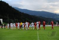 1. Fussball Bundesliga: Die Teams laufen vor den Alpen ein
