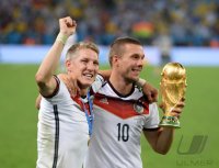 FUSSBALL WM 2014, FINALE: JUBEL Podolski (Deutschland) und Schweinsteiger (Deutschland)