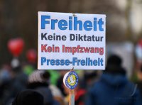 Kundgebung im Tuebinger Anlagenpark: 1200 Menschen demonstrierten gegen die einrichtungsbezogene Impfpflicht