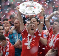 Fussball 1. Bundesliga  Saison  2012/2013: Bastian Schweinsteiger (FC Bayern Muenchen) mit Schale