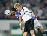 Fussball 1. Bundesliga: Schalke - Bielefeld, Zweikampf