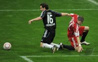 Fussball 1. Bundesliga : Juri Judt (li, 1 FC Nuernberg) gegen Bastian Schweinsteiger (re, FC Bayern Muenchen)