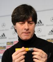 Fussball Deutsche Nationalmannschaft: Trainer Joachim Loew mit einer ZIGARRE (GER)