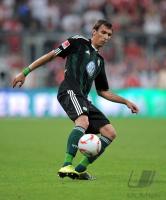 Fussball 1. Bundesliga Saison 2010/2011: Mario Mandzukic (VfL Wolfsburg) Thorsten Kinhoefer