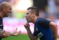 FUSSBALL SERIE A: Jubel mit Esteban Cambiasso und Antonio Cassano (v. li., Inter Mailand)