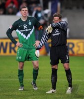 Fussball 1. Bundesliga : Enttaeuschung bei Per Mertesacker, Torwart Tim Wiese (v.li., SV Werder Bremen)