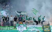 FUSSBALL  DFB Pokal 1. Hauptrunde 2011: Werder Fankurve im Nebel, Rauch