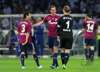 Fussball: DFB Pokal Finale:  Jubel Sergio Escudero Palomo , Christoph Metzelder , Torwart Manuel Neuer (v. li., FC Schalke 04)