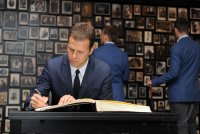 Fussball: DFB Delegation besucht KZ in Auschwitz, 01.06.2012