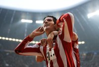 Fussball 1. Bundesliga : JUBEL nach dem TOR zum 3:0 von Mario Gomez OBEN AUF Bastian Schweinsteiger (FC Bayern Muenchen)