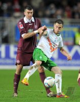 Fussball 1. Bundesliga, Saison 2011/2012: Lukas Schmitz (li, SV Werder Bremen) gegen Olcay Sahan (1. FC Kaiserslautern)
