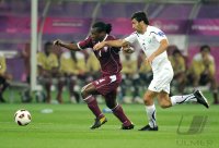 Fussball AFC Asian Cup 2011 Eroeffnungsspiel:  Lawrence Quaye (li, Katar) gegen Azizbek Haydarov (re, Uzbekistan)