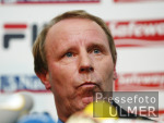 FUSSBALL Schottlands Trainer Berti Vogts bei der PK