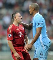 Fussball CHL  Saison 2011/2012:  Franck Ribery (li, FC Bayern Muenchen) gegen Vincent Kompany (Manchester City)