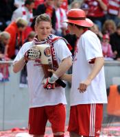 Fussball 1. Bundesliga : Jubel mit Bier Bastian Schweinsteiger, Holger Badstuber (v. li., FCB)