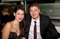 Fussball, 1. Bundesliga Saison 2012/2013: Sebastian Proedl posiert mit Freundin Nina Gamauf