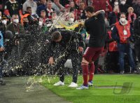 Fussball 1. Bundesliga Saison 21/22: JUBEL FC Bayern Muenchen feiert die 32. Meisterschaft