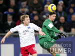 Fussball 1. Bundesliga: Hamburg - Wolfsburg, Zweikampf