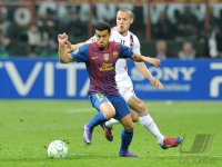 FUSSBALL INTERNATIONAL  CHL Viertelfinale 11/12: Djamel Mesbah (re. AC Mailand) gegen Pedro Rodriguez (Barca)